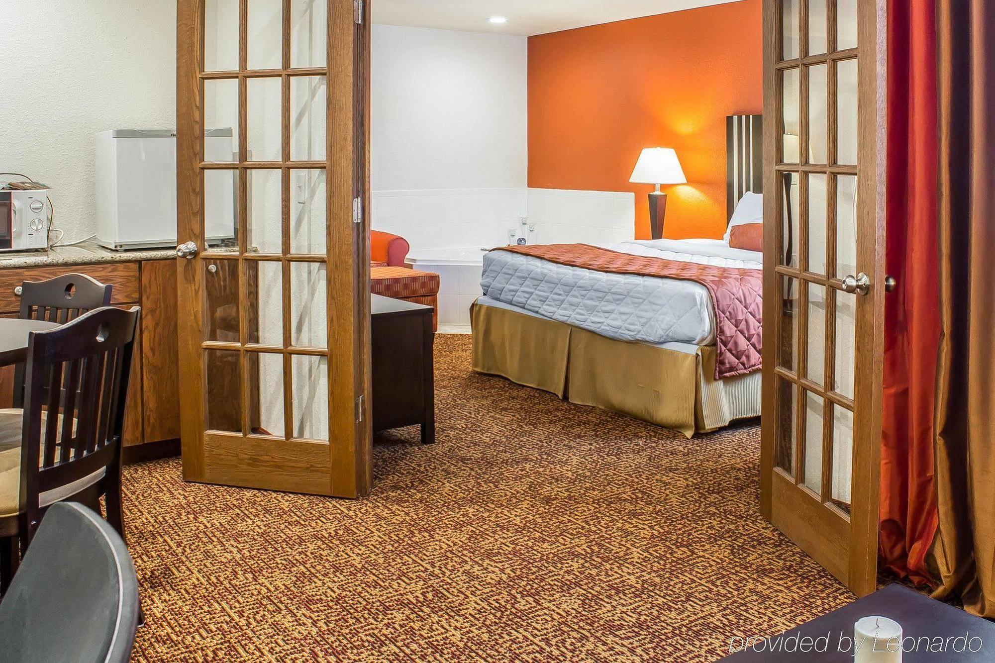 Rodeway Inn & Suites Near Okoboji Lake Milford Екстер'єр фото